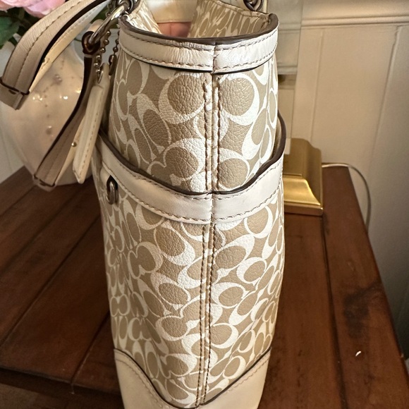 Coach F15137 BEIGE WHITE Heritage
SignatureStripe. Smoke free house. - Picture 7 of 9